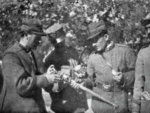 Mace Prints: La grande attaque du Carso (aout 1916); Officiers italiens examinant une massue autrichienne