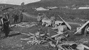 La guerre aerienne en Macedoine Grecque : un avion ennemi Descendu dans le lac amatovo... 1916. Creator: Unknown. La guerre aerienne en Macedoine Grecque : un avion ennemi Descendu dans le lac amatovo... 1916. Creator: Unknown