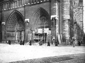 La Guerre a L'Allemande'; les portails de Notre-Dame proteges par des sacs de terre, 1918. Creator: Unknown. La Guerre a L'Allemande'; les portails de Notre-Dame proteges par des sacs de terre, 1918. Creator: Unknown