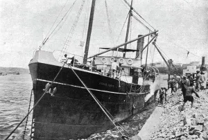 La Maroc au travail; au Maroc - le premier vapeur s'amarrant au nouveau quai de Rabat, 1916. Creator: Espinasse