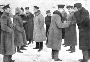 Brest Litovsk Prints: La paix des Bolcheviks; les delegues de l'Ukraine independante s'entretenant avec des