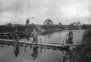 Bavaria Elisabeth Of Prints: La Reine des Belges sur les lignes de L'Yser; La reine traversant l'Yser sur une passerelle