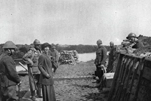 Bavaria Elisabeth Of Prints: La Reine des Belges sur les lignes de L'Yser; Un soldat (a droite) joue un air de violon