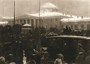 La Revolution Russe; La foule devant le Palais de Tauride, le 14 mars 1917. Creator: Unknown