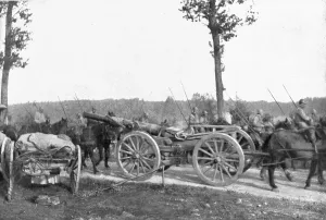 La rupture de Chemin des Dames; La cavalerie et l'artillerie de la 10e armee montant aux... 1918. Creator: Unknown