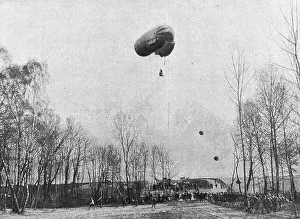 La Saucisse'; La saucisse va predre de la hauteur, 1916. Creator: Unknown. La Saucisse'; La saucisse va predre de la hauteur, 1916. Creator: Unknown