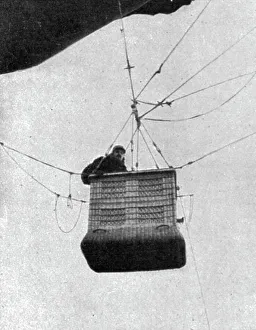 La Saucisse'; Observateur dans sa nacelle, 1916. Creator: Unknown. La Saucisse'; Observateur dans sa nacelle, 1916. Creator: Unknown