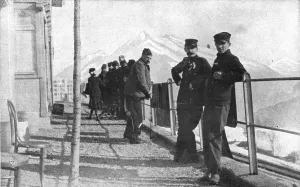 Recovering Prints: La Suisse hospitaliere; un groupe de malades francais faisant une cure de soleil sur la