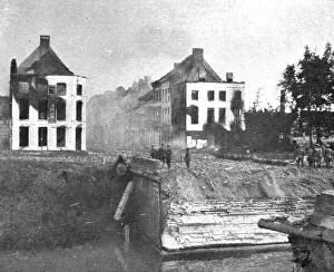 La supreme defense d'Anvers; Des maisons de Lierre brulent, 1914. Creator: Unknown