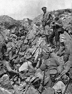La Supreme Offensive Russe; La deuxieme vague d'assaut attendant le signal: en haut... 1917. Creator: Unknown