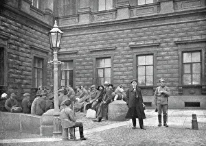 Bourgeoisie Prints: La terreur Rouge; La Bourgeoisie traquee; groupe d'otages arretes par les Rouges devant