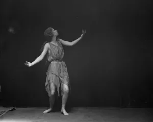 La Tour Prints: La Tour, Miss, 1919 June 25. Creator: Arnold Genthe
