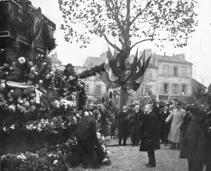 Wreaths Prints: La Toussaint a Paris; la Toussaint dans les cimetieres parisiens: le President de la
