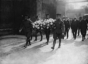 Lafayette Prints: La Visite de Pershing a La Fayette; Soldats americains portant la couronne que le general