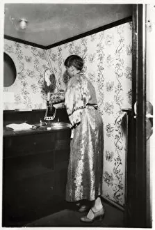 Bathrobe Collection: Ladies washroom, Zeppelin LZ 127 Graf Zeppelin, 1933
