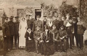 Sling Prints: Lady Elizabeth with Countess of Strathmore and convalescent wounded soldiers, 1916