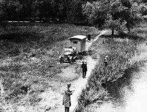 Caravan Prints: Lagonda towing a caravan, (1924?)
