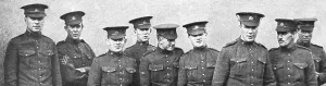 L'aide du Canada; Groupe de volontaires canadiens arrivant en Angleterre, 1914. Creator: Unknown