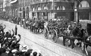 L'Armee Britannique; Le defile de artillerie dans les rues de Rouen, 1914. Creator: Unknown