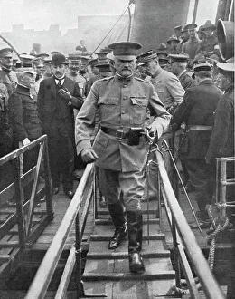 Commander Chief Prints: L'Arrivee du General Pershing; Le general debarque a Boulogne du transport