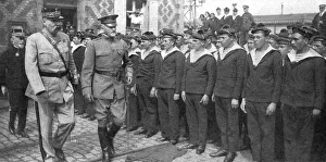 Commander Chief Prints: L'Arrivee du General Pershing; Sur le quai de Boulogne: accompagne du general Pelletier