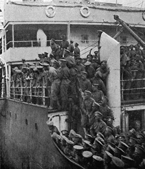 L'arrivee a Marseille des premiers contingents Russes; les soldats masses sur le... 1916. Creator: Jean Clair-Guyot