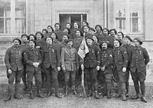 Beret Prints: Le capitaine Desombourg au milieu d'un groupe du 116e bataillon de chasseurs alpins
