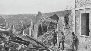 Le champ de bataille; Les ruines de Craonne, pris le 4 mai 1917: au fond, la crete... 1917. Creator: Unknown