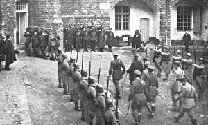 Honouring Prints: Le Combattant Inconnu Britannique; le corps du Combattant britannique inconnu arrive au