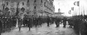 Le deuxieme anniversaire de L'Yser; le defile du 12e de ligne belge, son glorieux... 1916. Creator: Unknown