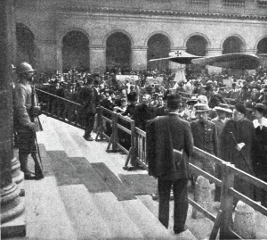 Catafalque Prints: Le general Gallieni; La foule defilant dans la cour d'honneur