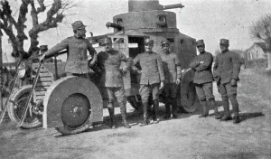 Le front italien; la nouvelle automitrailleuse blindee de l'armee italienne, 1916. Creator: Unknown