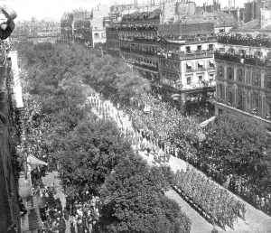 Honouring Prints: Le jour de gloire; au coeur de Paris: le defile sur les grands boulevards jusqu'a la place