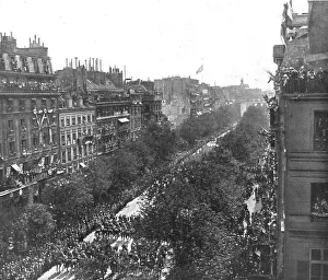 Honouring Prints: Le jour de gloire; au coeur de Paris: le defile sur les grands boulevards jusqu'a la place