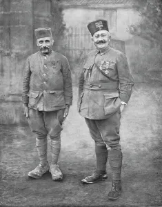 Zouaves Prints: Le lieutenant-colonel Richaud et le doyen du 4e zouaves, 1916. Creator: Unknown