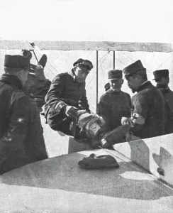 Le pilote montre a un major sa jambe fracturee. Deux avieteurs allemands descendus'... 1915. Creator: Unknown. Le pilote montre a un major sa jambe fracturee. Deux avieteurs allemands descendus'... 1915. Creator: Unknown