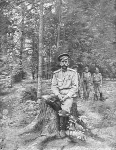 Tsarskoye Selo Prints: Le prisonnier de Tsarskoie-Selo; L'empereur dechu et ses gardiens dans le parc de l'ancien
