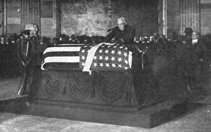 Honouring Prints: Le Soldat Inconnu Americain; au Capitole de Washington: le president Harding dispose