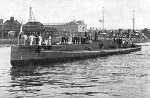 Submarine Prints: Le sous-marin a la mer; lancement a Cherbourg d'un nouveau sous-marin completement acheve