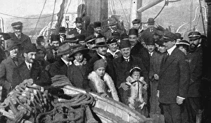 Le voyage, de Salonique a Toulon, des consuls arretes le 30 decembre; Au premier plan... 1915. Creator: Photographies A.C
