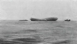 Tugboat Prints: Le Zeppelin L-15 abattu dans l'estuaire de la Tamise; Le L-15 photographie au petit