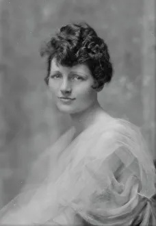 Netting Prints: Lee, Helen, Mrs. portrait photograph, 1914 Sept. 16. Creator: Arnold Genthe