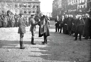 L'entrée Solennelle de Britanniques a Lille; Le maire, M. Delesalle, remet au... 1918. Creator: Unknown