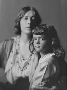 Leo, Edgar, Mrs. and daughter, portrait photograph, 1916. Creator: Arnold Genthe
