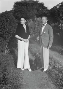 Group Portraits Prints: Leonard, Mr. and Mrs. standing outdoors, between 1926 and 1938. Creator: Arnold Genthe
