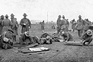 Les Americains en Ligne; Le paquetage est roule a la descente du train, 1917. Creator: Unknown