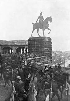Kaiser Prints: Les Anglais sur le Rhin; La meprisable petite armee anglaise franchit le Rhin le 12 decembre 1918 Creator: Unknown