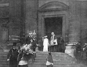 Les chefs d'etat Allies a Paris; La reine Elisabeth sortant de Saint-Gervais, l'eglise... 1918. Creator: Unknown
