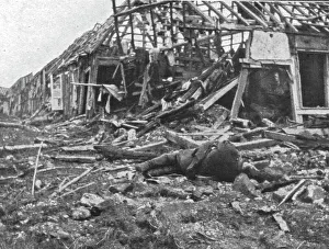 Les combats au Nord de la Somme; Dans les ruines de Curlu, 1916. Creator: Unknown
