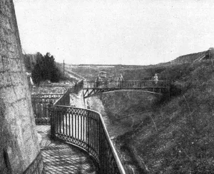 Les combats de Douaumont; Le fosse et l'entrée principale du fort de Douaumont au debut... 1916. Creator: Unknown